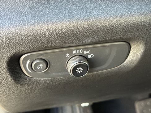 Used 2023 Chevrolet Traverse LT image 42