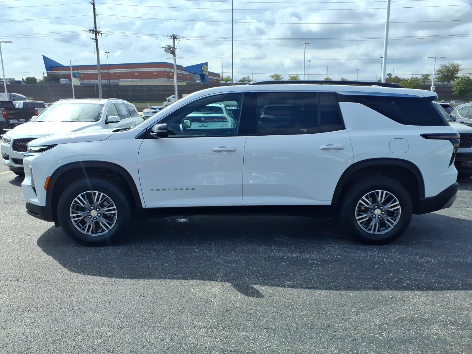 Used 2024 Chevrolet Traverse LT w/ LPO, Floor Liner Package FWD image 4