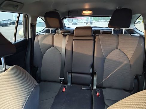 Used 2023 Toyota Highlander LE FWD image 9