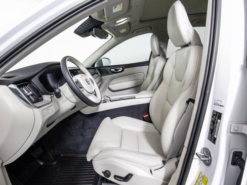 Used 2023 Volvo XC60 B5 Ultimate w/ Climate Package image 9