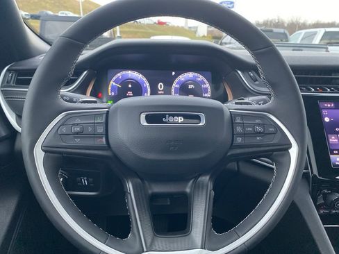 Used 2025 Jeep Grand Cherokee Altitude image 28