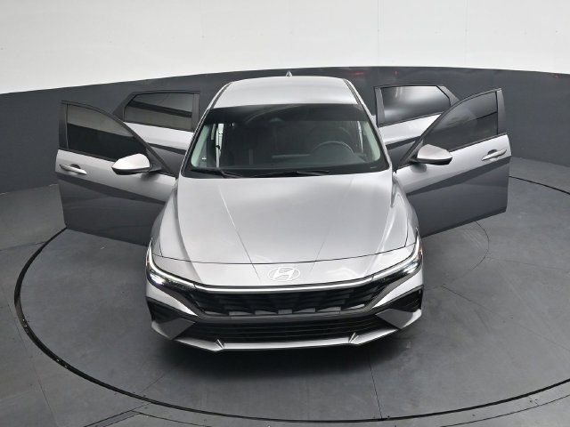 Used 2025 Hyundai Elantra SE FWD image 39