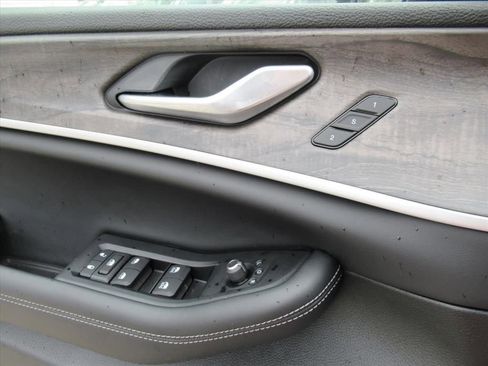 New 2026 Jeep Grand Cherokee Limited w/ Luxury Tech Group II RWD image 18