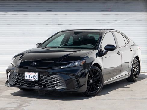 Used 2025 Toyota Camry SE image 3