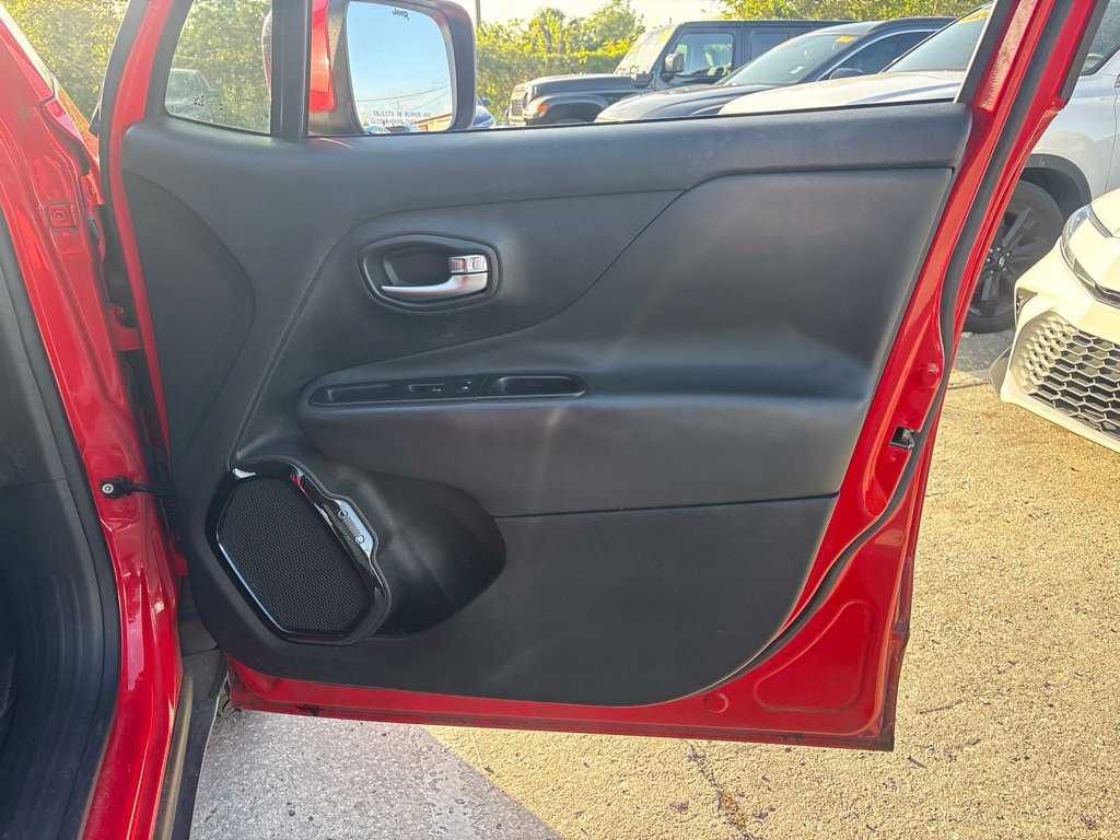 Used 2018 Jeep Renegade Altitude w/ UConnect 8.4 Nav Group AWD/4WD image 20