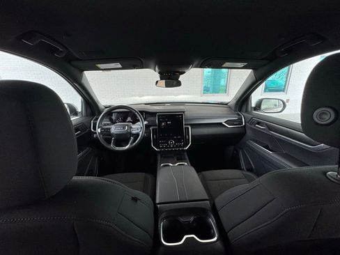 Used 2025 GMC Acadia Elevation image 29