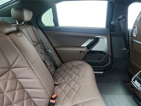 Used 2024 BMW 740i image 24