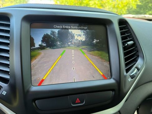 Used 2017 Jeep Cherokee Trailhawk w/ Cold Weather Group AWD/4WD image 23