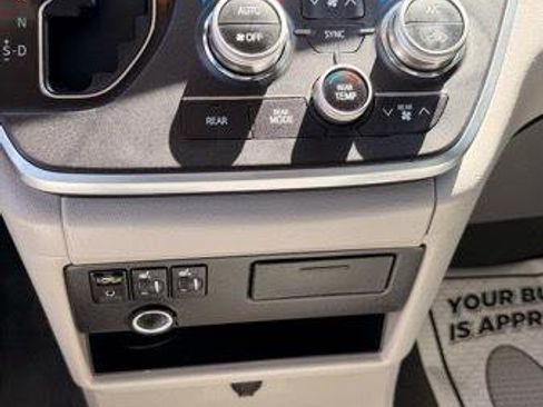Used 2015 Toyota Sienna XLE image 12