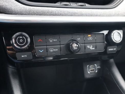 Used 2025 Jeep Compass Latitude image 18