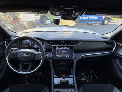 Certified 2025 Jeep Grand Cherokee Altitude image 20