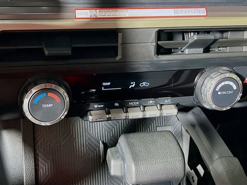 Certified 2024 Toyota Tacoma SR5 AWD/4WD image 15