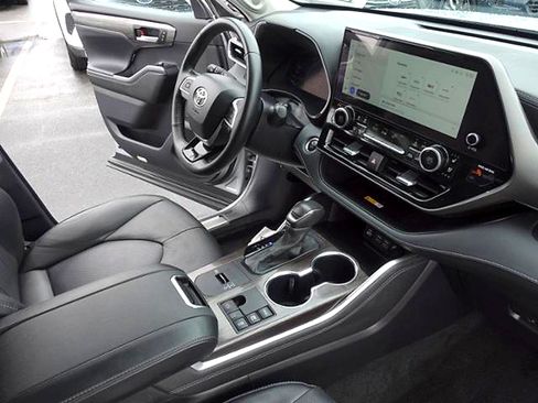 Used 2024 Toyota Highlander Limited AWD/4WD image 14