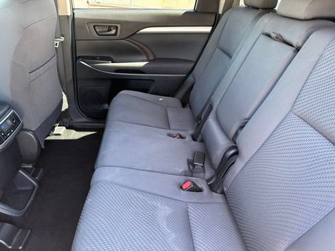 Used 2014 Toyota Highlander LE FWD image 24
