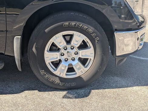 Used 2017 Nissan Titan SV image 11