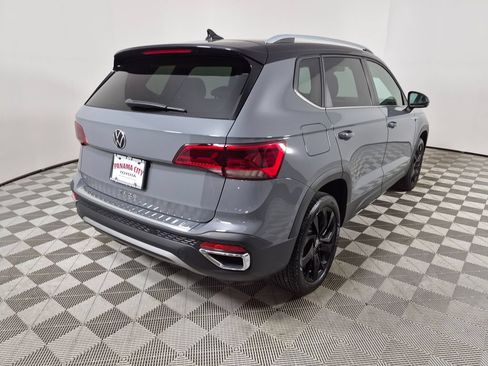 Used 2023 Volkswagen Taos SE w/ Panoramic Sunroof Package FWD image 3