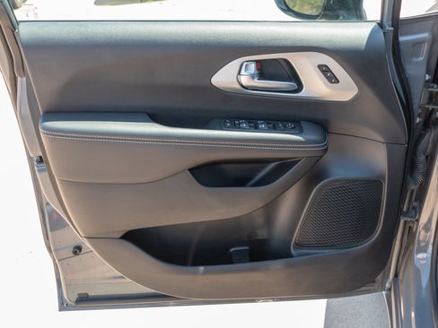 Used 2023 Chrysler Pacifica Limited w/ S Appearance Package AWD/4WD image 9