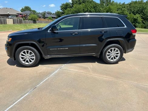 Used 2021 Jeep Grand Cherokee Laredo w/ Security & Convenience Group AWD/4WD image 2