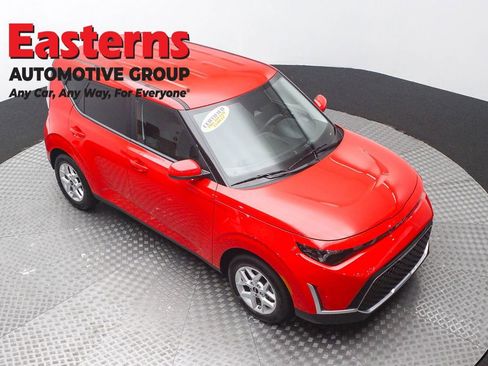 Used 2025 Kia Soul LX w/ LX Technology Package FWD image 3