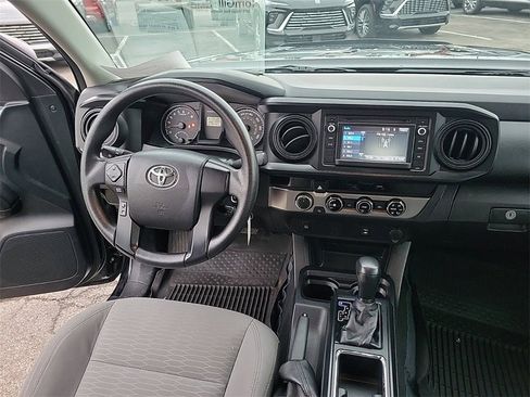 Used 2017 Toyota Tacoma SR image 9