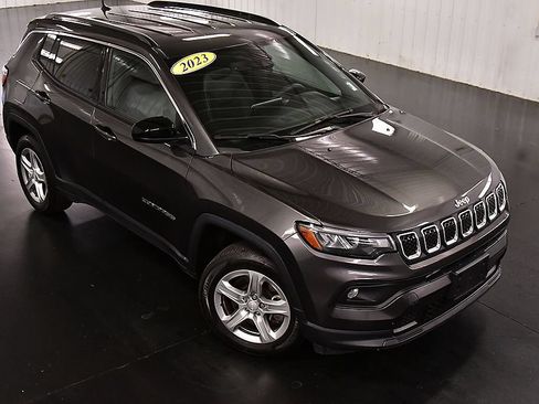 Used 2023 Jeep Compass Latitude w/ Convenience Group AWD/4WD image 12