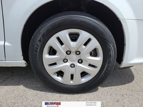 Used 2019 Dodge Grand Caravan SE w/ UConnect Hands-Free Group FWD image 5