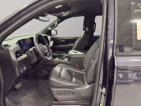 Used 2025 Chevrolet Suburban Z71 image 3