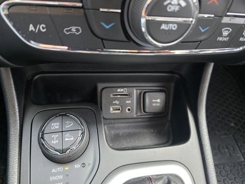 Used 2018 Jeep Cherokee Trailhawk image 18