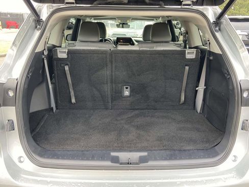 Used 2023 Toyota Highlander XLE image 9