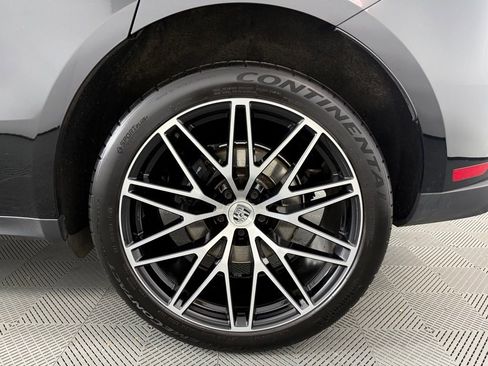Certified 2023 Porsche Macan image 11