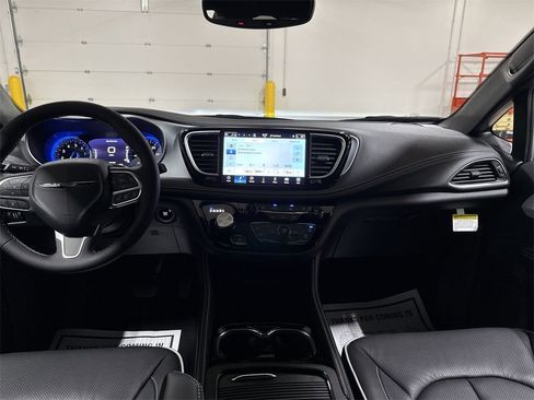 New 2026 Chrysler Pacifica Limited image 10