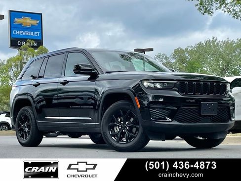 Used 2025 Jeep Grand Cherokee Altitude RWD image 1
