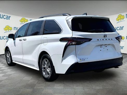 Used 2025 Toyota Sienna XLE w/ XLE Plus Package image 4