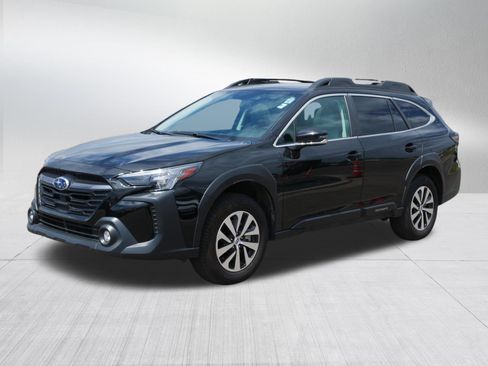 Used 2025 Subaru Outback Premium AWD/4WD image 3