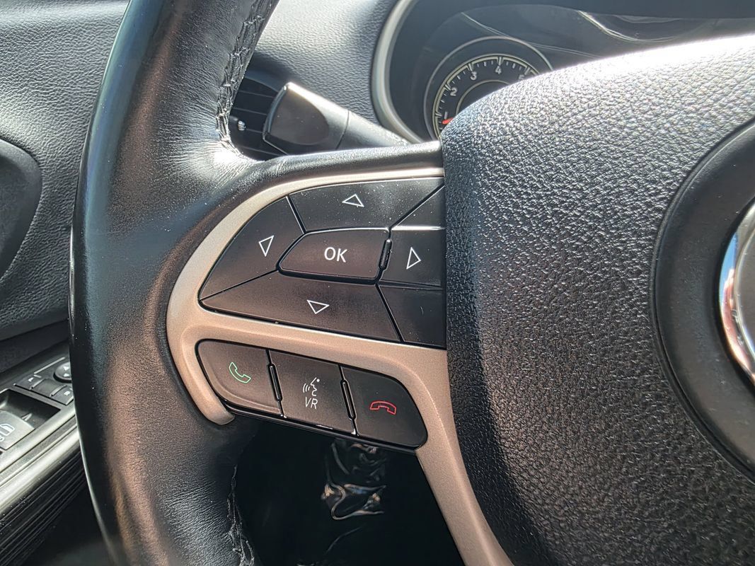 Used 2014 Jeep Cherokee Latitude w/ Cold Weather Group AWD/4WD image 30