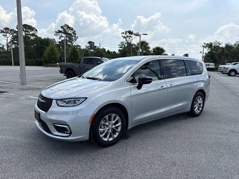 Used 2026 Chrysler Pacifica Limited FWD image 7