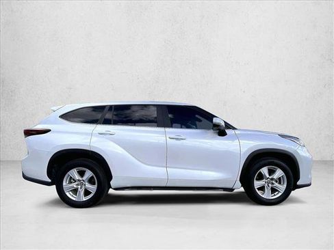 Used 2024 Toyota Highlander LE image 5