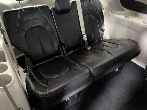 Certified 2024 Chrysler Pacifica Touring-L image 30