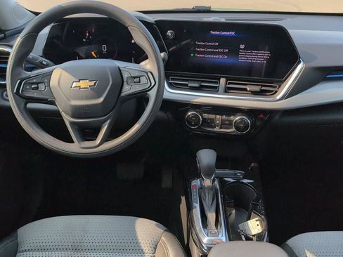 Used 2025 Chevrolet Trax LT FWD image 15