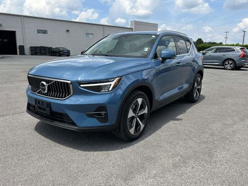 Certified 2025 Volvo XC40 B5 Plus AWD/4WD image 7