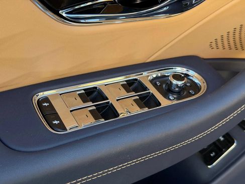 Used 2025 Bentley Flying Spur Plug-In Hybrid AWD/4WD image 24