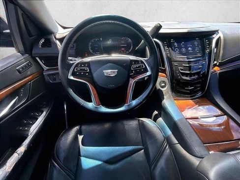 Used 2018 Cadillac Escalade Luxury RWD image 7
