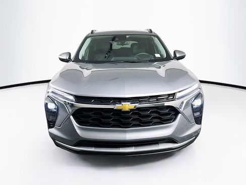 Used 2025 Chevrolet Trax LT FWD image 2