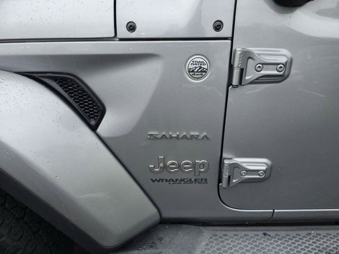 Used 2018 Jeep Wrangler Unlimited Sahara AWD/4WD image 11