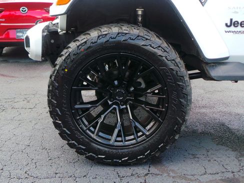 Used 2022 Jeep Wrangler Unlimited Sahara AWD/4WD image 18