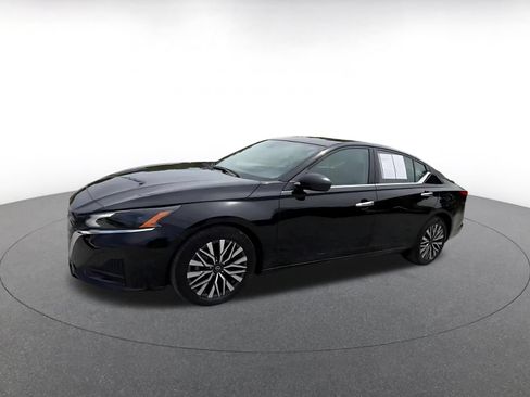 Used 2025 Nissan Altima 2.5 SV FWD image 7