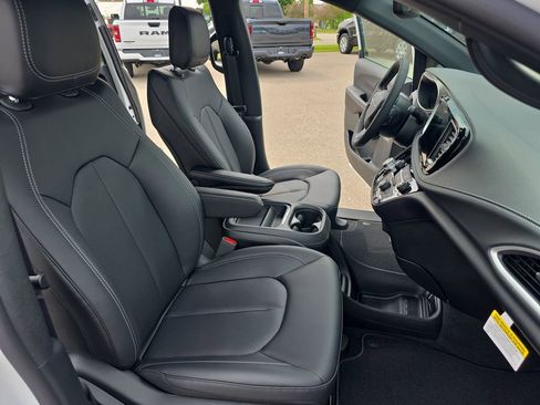 New 2027 Chrysler Pacifica Select AWD/4WD image 10