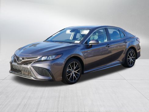 Used 2023 Toyota Camry SE image 3