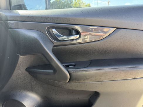Used 2018 Nissan Rogue SV AWD/4WD image 30