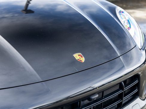 Certified 2023 Porsche Cayenne Platinum Edition w/ Performance Package image 15